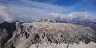 Lass&ugrave; tra le bianche cime