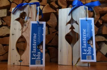 lanterna-blu-in-legno-bostricato-ed-alimentata-da-energia-fotovoltaica.jpg